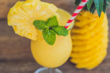 Ananas ve ananas smoothie 