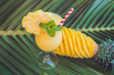 Ananas ve ananas smoothie 