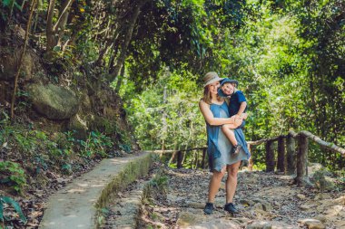 Anne ve oğlu orman yolu üzerinde.