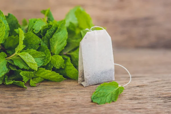 Bolso de té sobre fondo de madera —  Fotos de Stock