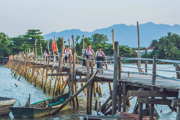 Ponte de madeira velha e pioneiros vietnamitas — Fotografia de Stock