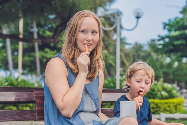 엄마와 아들 튀긴된 감자를 먹으십시오 — 스톡 사진