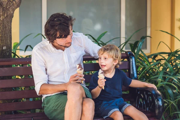 Padre e figlio si godono il gelato — Foto Stock