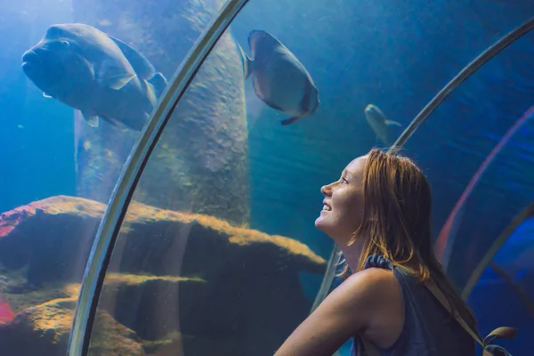 Jovem mulher olhando para peixes — Fotografia de Stock