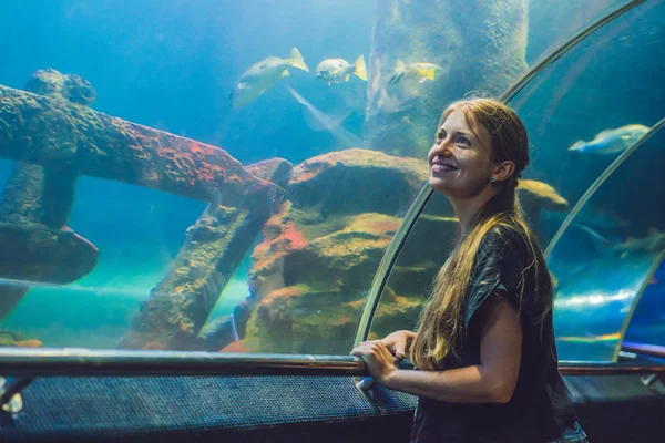 Jonge vrouw kijken naar vis — Stockfoto