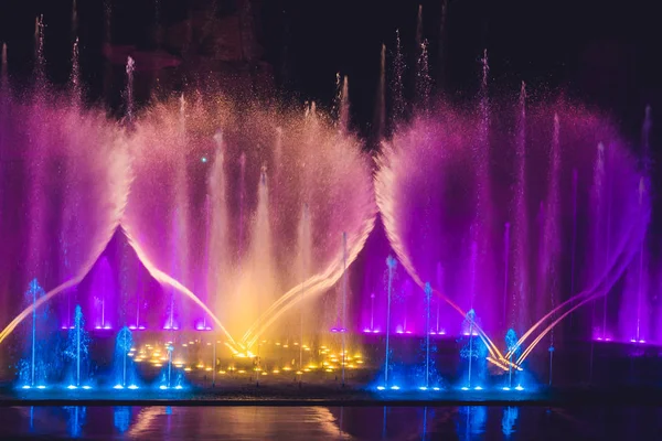 Vícebarevné tančící fontánu vodním paprskem — Stock fotografie