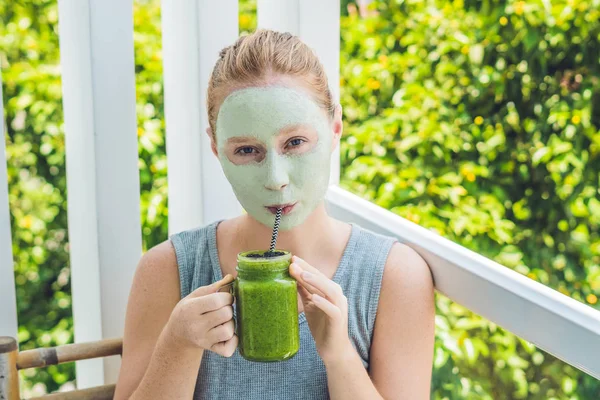 Mujer aplicando Facial máscara de arcilla verde — Foto de Stock