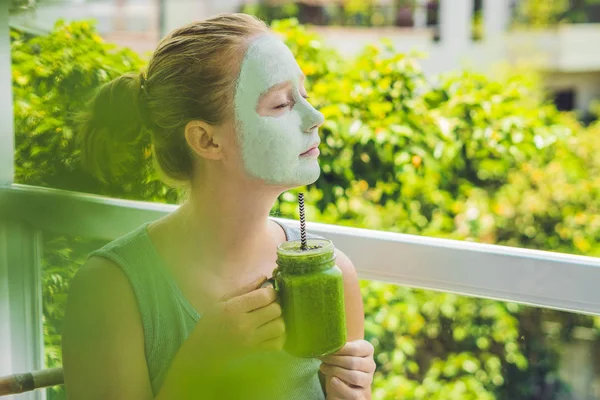 Mujer aplicando Facial máscara de arcilla verde —  Fotos de Stock