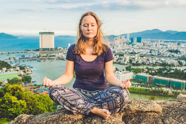 Mujer joven meditando —  Fotos de Stock