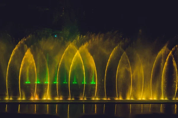 Multicolore danza fontana a getto d'acqua — Foto Stock