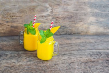 Mango gelen sulu güler yüzlü