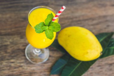 Mango gelen sulu güler yüzlü