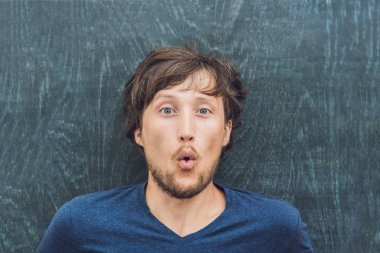 metin için yer ile genç adam