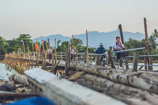 Alte Holzbrücke und vietnamesische Pioniere — Stockfoto