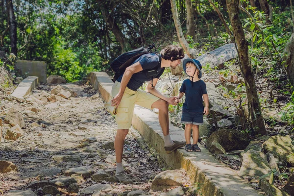 Батько і син ходять по лісу — стокове фото