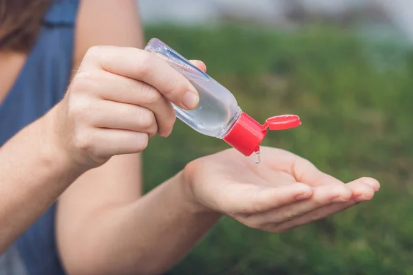 Hands using wash hand sanitizer — Stock Photo, Image