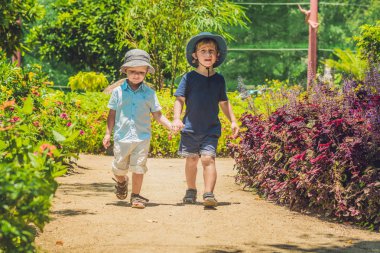 İki mutlu kardeşler çalışan birlikte 