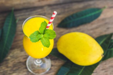 Mango gelen sulu güler yüzlü