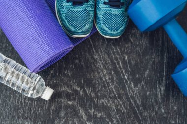 Yoga mat, spor ayakkabı ve şişe