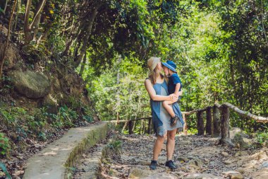 Anne ve oğlu orman yolu üzerinde.