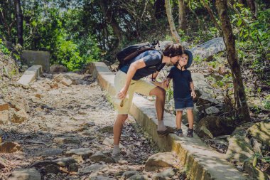 Baba ve oğul yürüyüş 