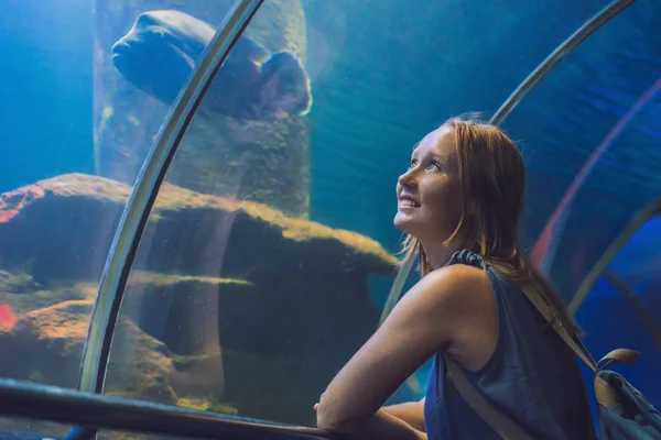 Genç kadın bir tünel akvaryum balık bakarak — Stok fotoğraf
