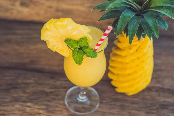 Frullato di ananas e ananas — Foto Stock