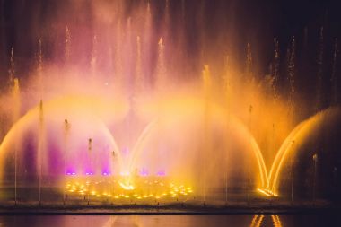 Çok renkli dans eden su jeti çeşme