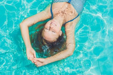 Genç kadın Havuzda yüzen 