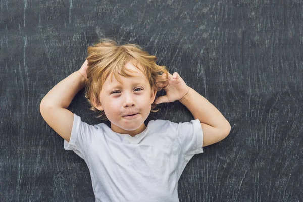 Niño pequeño con espacio para el texto — Foto de Stock