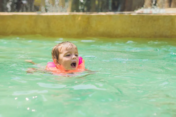 Menino está nadando na piscina . — Fotografia de Stock