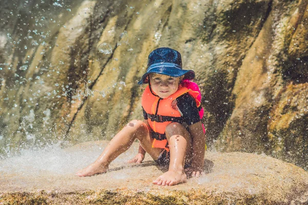 Giovane ragazzo rilassante nel parco acquatico — Foto Stock