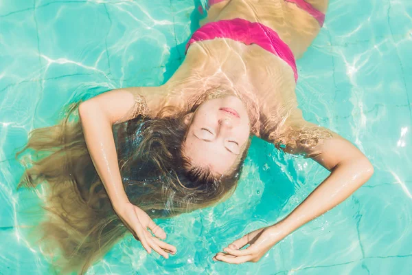 Fiatal nő úszó medence — Stock Fotó