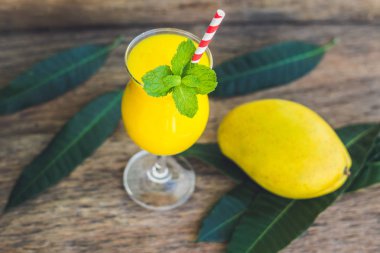 Mango gelen sulu güler yüzlü