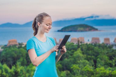 Genç kadın bir tablet sahiptir 