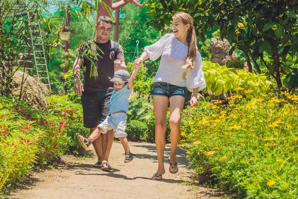 Счастливая молодая семья проводит время на свежем воздухе — стоковое фото