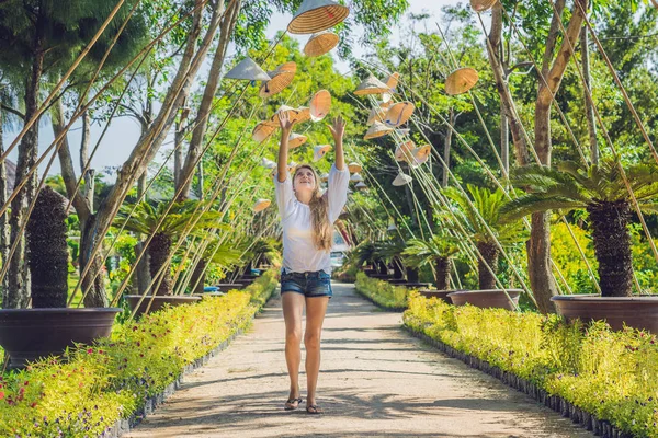 Jovem turista e chapéus vietnamitas . — Fotografia de Stock