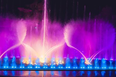 Çok renkli dans eden su jeti çeşme