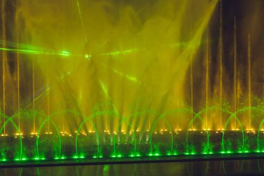 Çok renkli dans eden su jeti çeşme