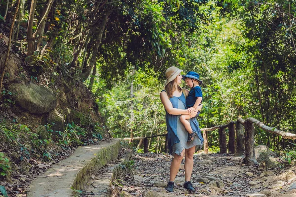 Máma a syn na lesní cestě. — Stock fotografie