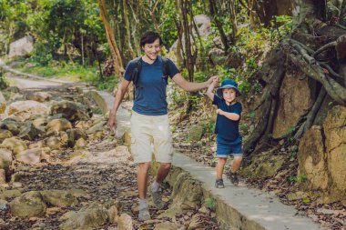 Baba ve oğul yürüyüş 