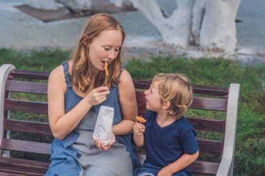 Anne ve oğlu tatlı patates kızartması yemek