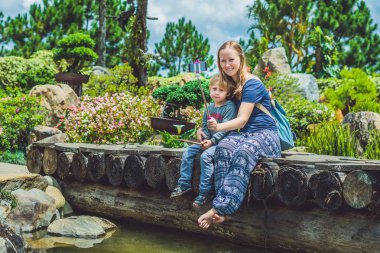 Anne ve oğlu selfie yapıyor