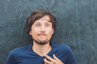 metin için yer ile genç adam