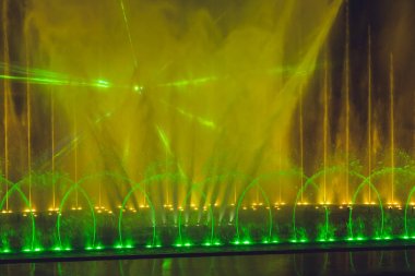 Çok renkli dans eden su jeti çeşme