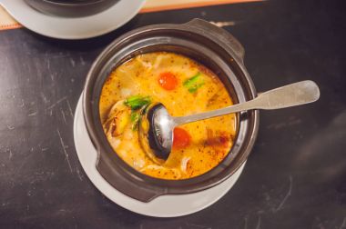 Tom yam kong veya Tom yum