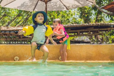 havuza atlama erkek arkadaş.