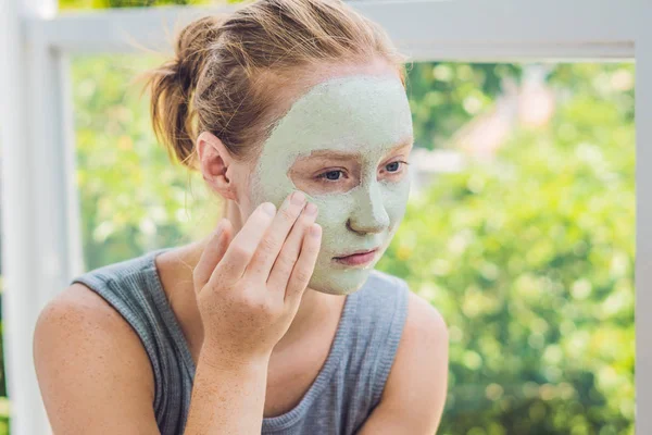 Beautiful girl applying facial mask. — Stock Photo, Image