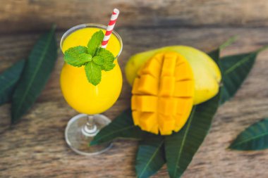 Mango gelen sulu güler yüzlü