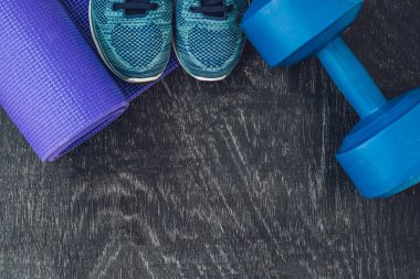 Yoga mat, spor ayakkabı ve şişe